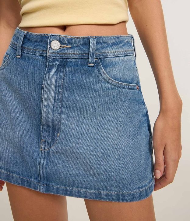 Short Pollera en Jeans Tiro Alto con Bolsillos Deshilachados 4