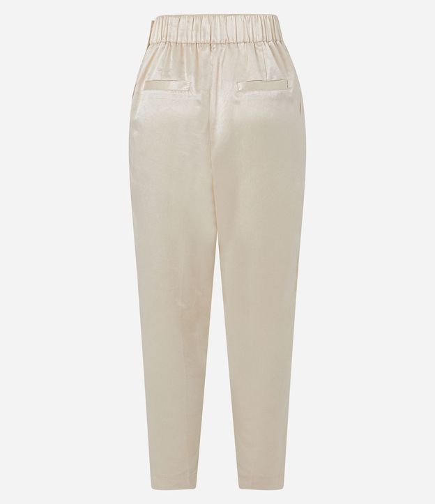 Pantalón Carrot en Satén con Cintura Alta y Botones de Perla 2