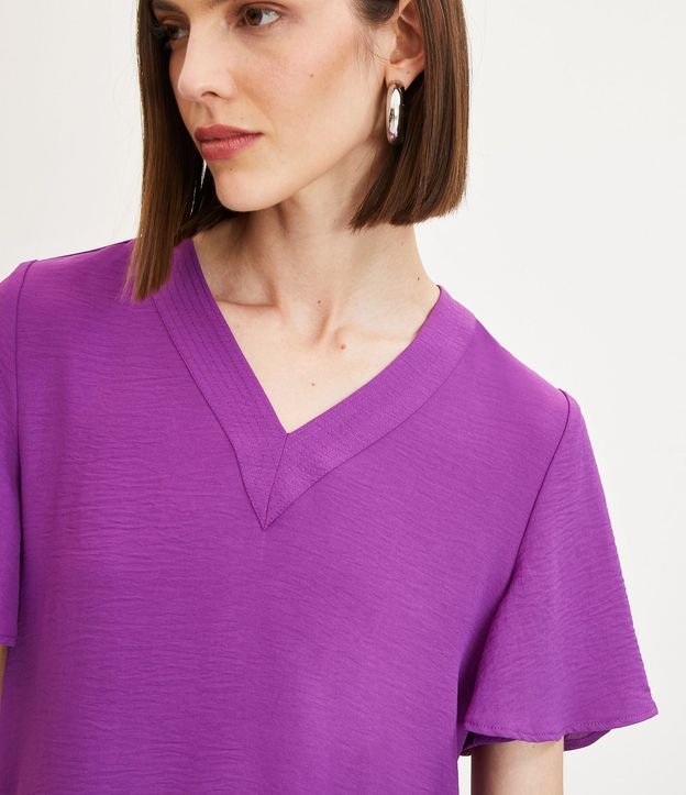 Blusa Manga Corta Texturizada con Costura Aparente en el Cuello V 4