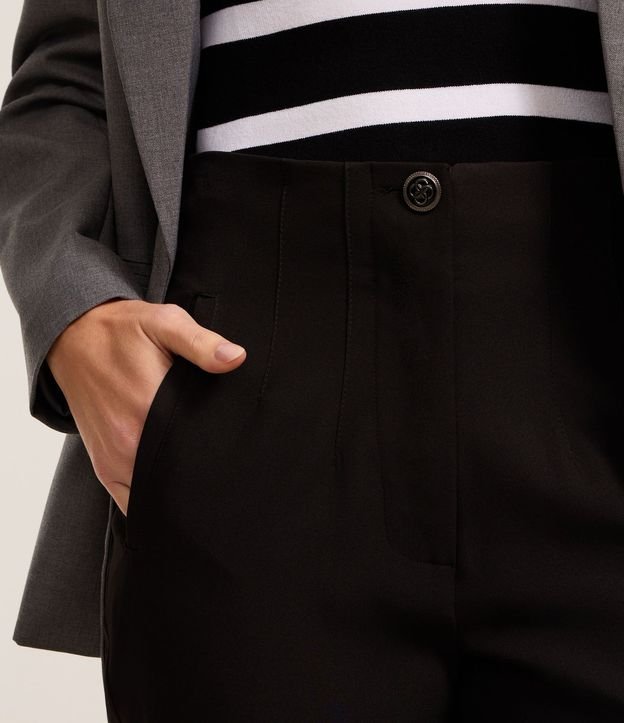 Pantalón Carrot Sastrería con Tiro Alto y Botón Contrastante 4