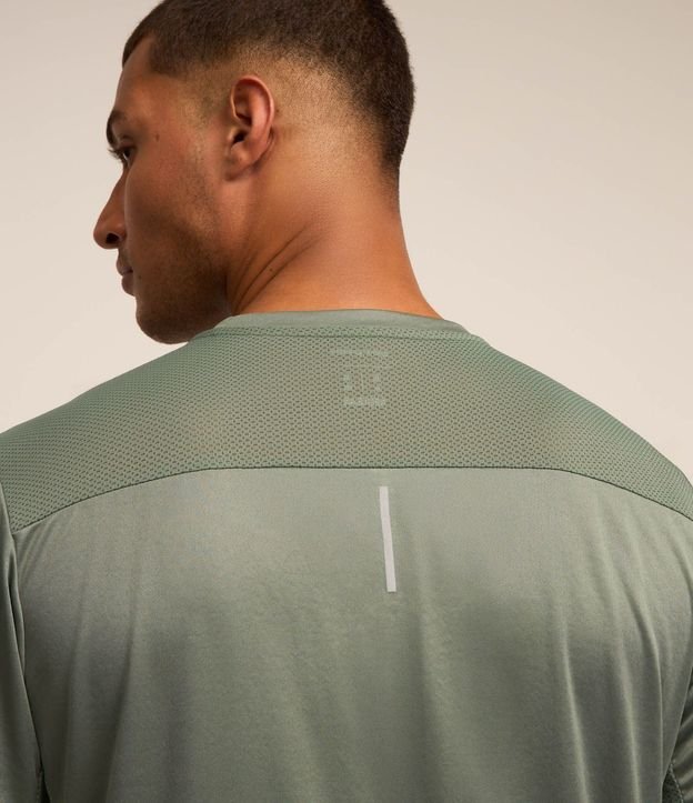 Remera Deportiva con Tecnología Dry e Detalles Reflectantes 4