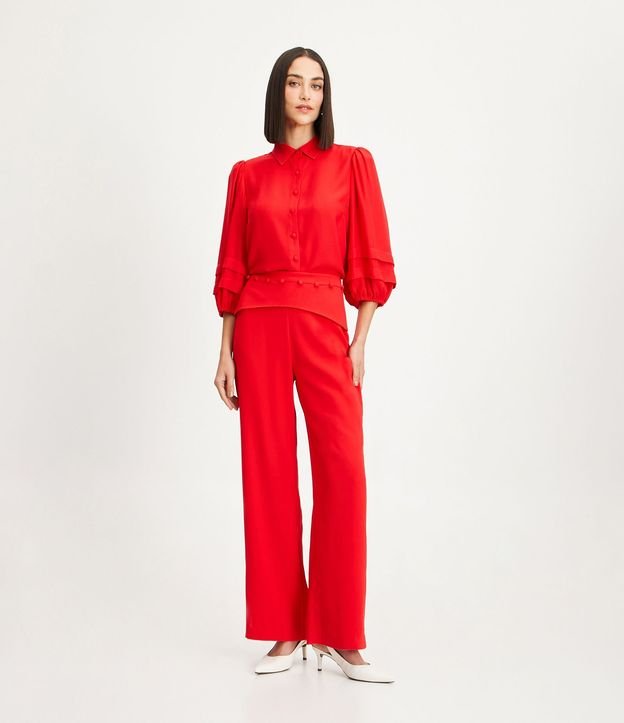 Pantalón Recto en Crepé con Botones Forrados y Superposición en la Cintura