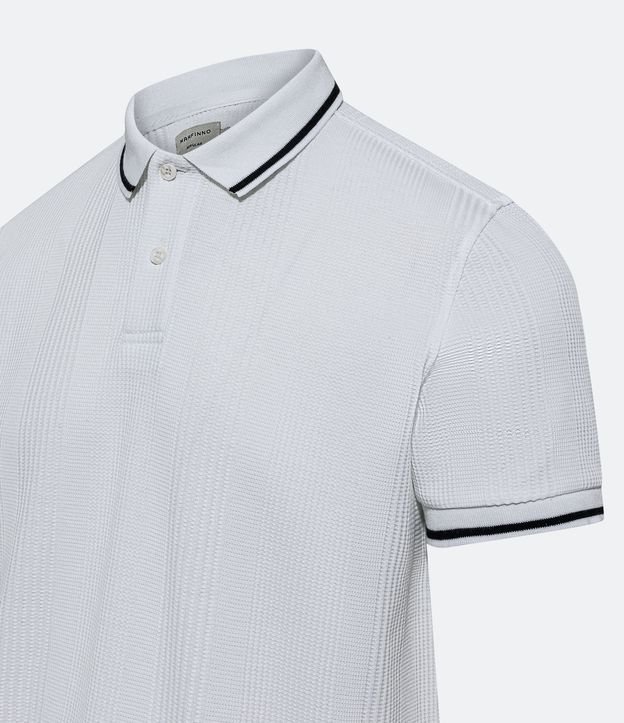 Polo Regular en Media Malla con Textura Rayada y Detalles Contrastantes 5