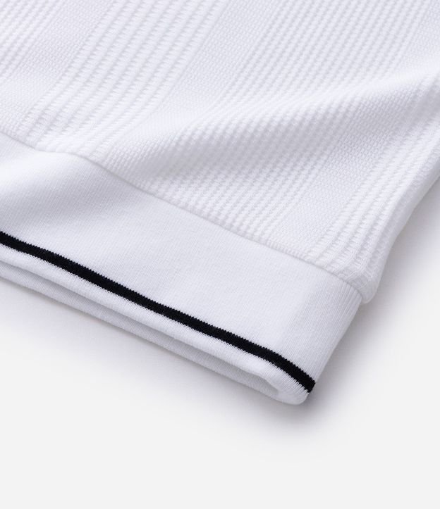 Polo Regular en Media Malla con Textura Rayada y Detalles Contrastantes 9