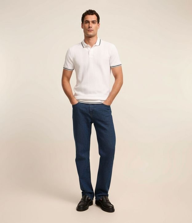 Polo Regular en Media Malla con Textura Rayada y Detalles Contrastantes 4