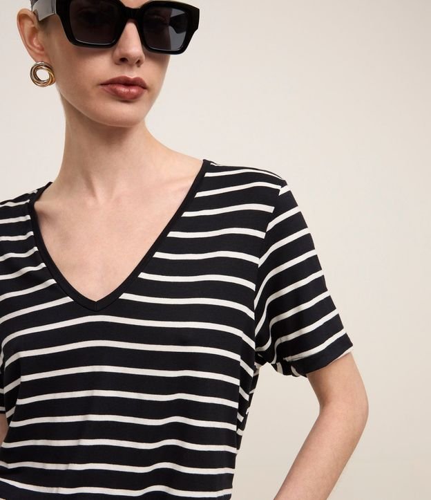 Remera en Media Malla Rayada con Escote V