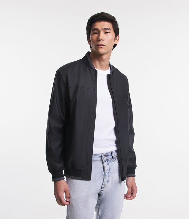Campera Bomber en Material Gomoso y Cuello Alto