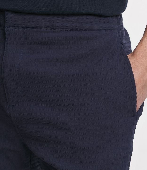 Bermuda Slim en Lino con Textura y Bolsillos 4