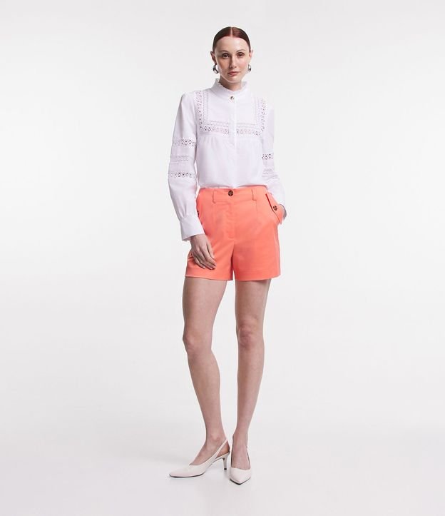 Short Sastrería Satinado con Bolsillos Solapa y Botones Tortuga