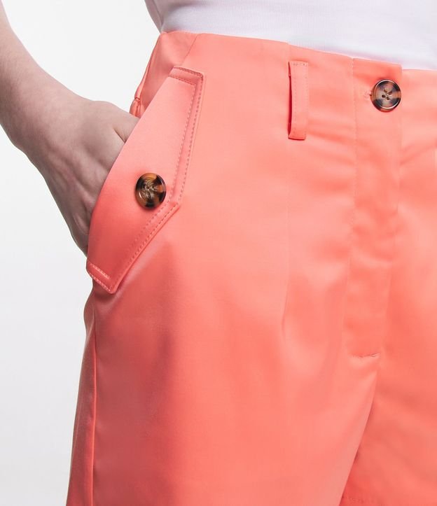 Short Sastrería Satinado con Bolsillos Solapa y Botones Tortuga 4