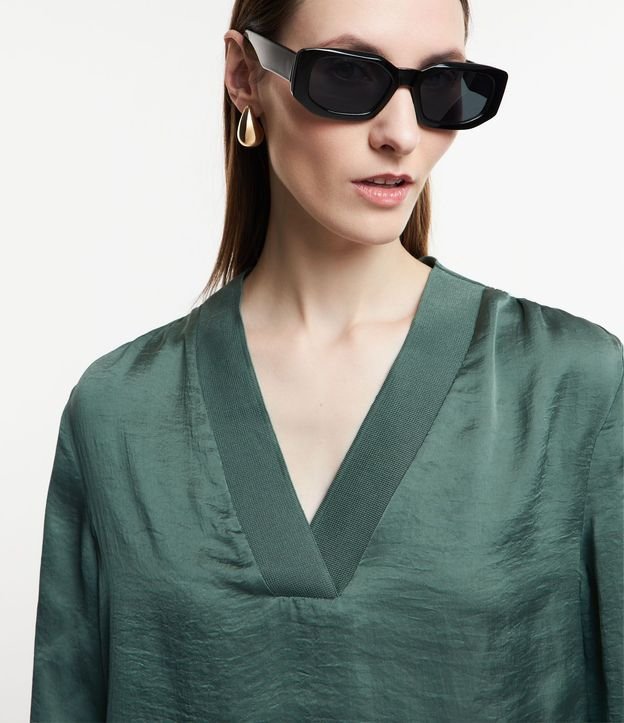 Blusa Acetinada con Escote V y Mangas Bufantes