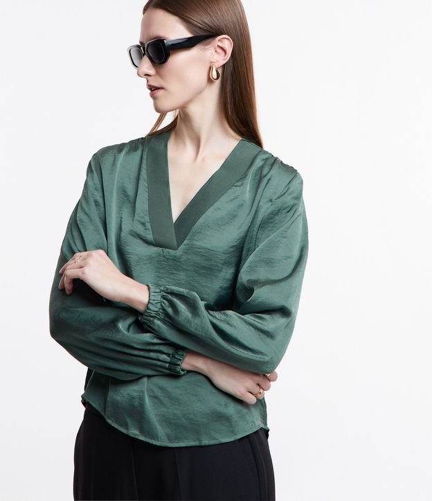 Blusa Acetinada con Escote V y Mangas Bufantes 3