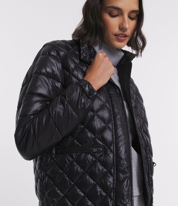 Campera en Poliamida con Grumos y Textura Capitoneada
