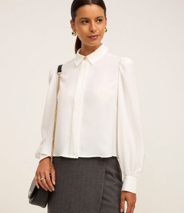 Camisa en Crepé con Botón Diferenciado y Manga Abullonada
