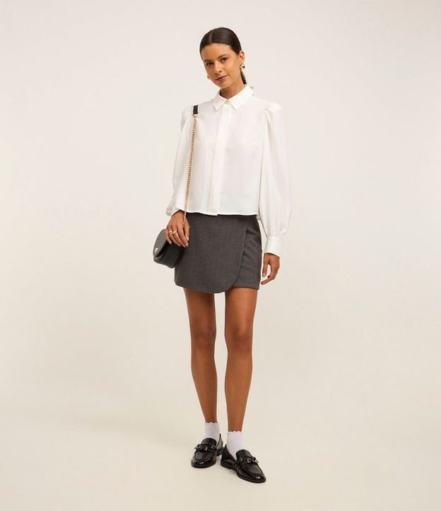 Camisa en Crepé con Botón Diferenciado y Manga Abullonada 2
