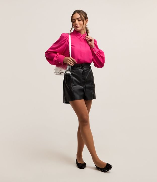Camisa en Crepé con Botón Diferenciado y Manga Abullonada 4