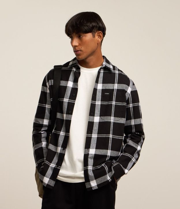Camisa en Franela de Cuadros con Bolsillos y Botones Delanteros