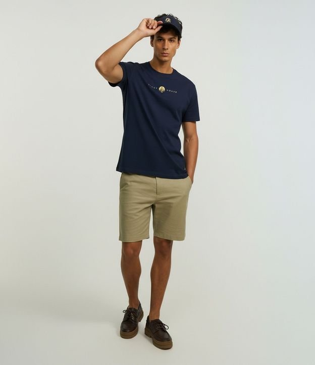 Remera Comfort en Media Malla con Estampa de Faro y Lettering