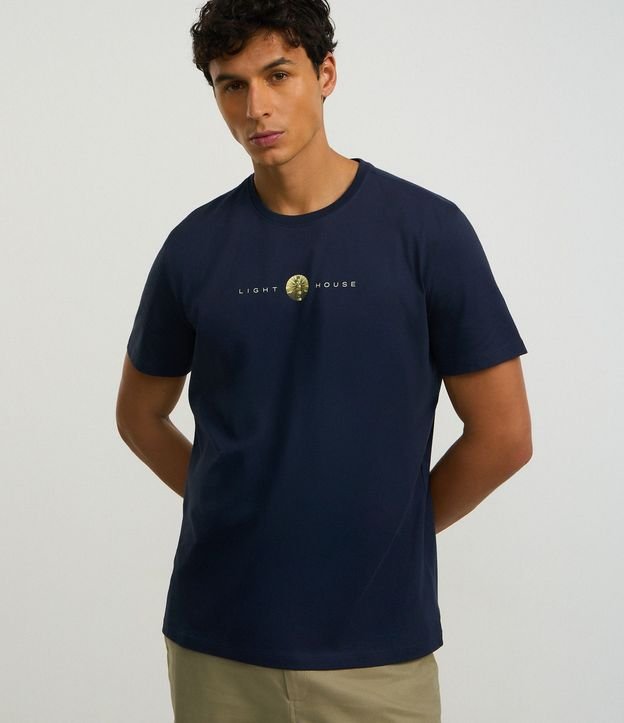 Remera Comfort en Media Malla con Estampa de Faro y Lettering 2