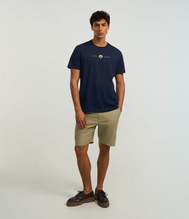 Remera Comfort en Media Malla con Estampa de Faro y Lettering 3