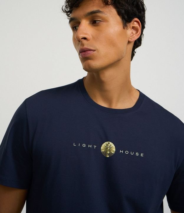 Remera Comfort en Media Malla con Estampa de Faro y Lettering 4