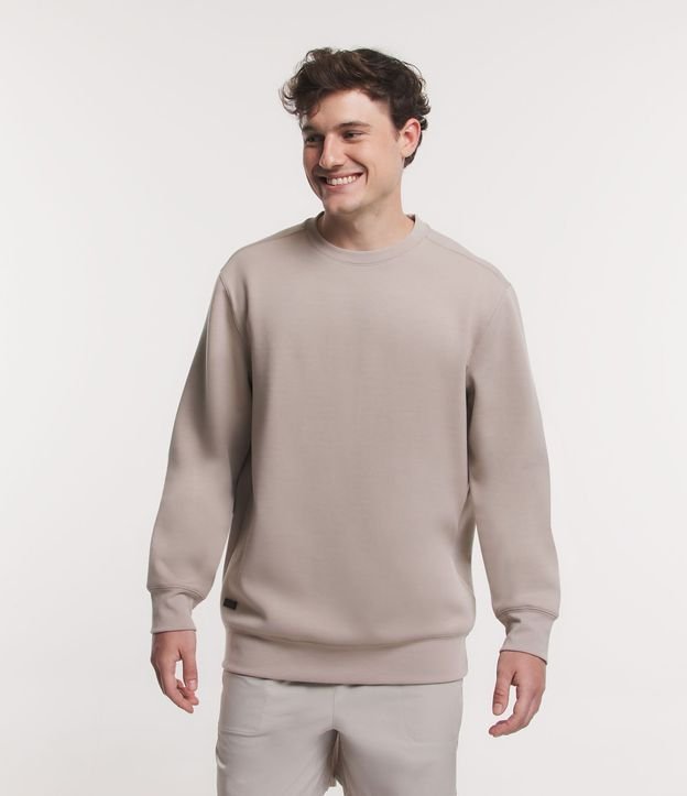 Buzo Deportivo con Cuello Redondo y Etiqueta Aplicada