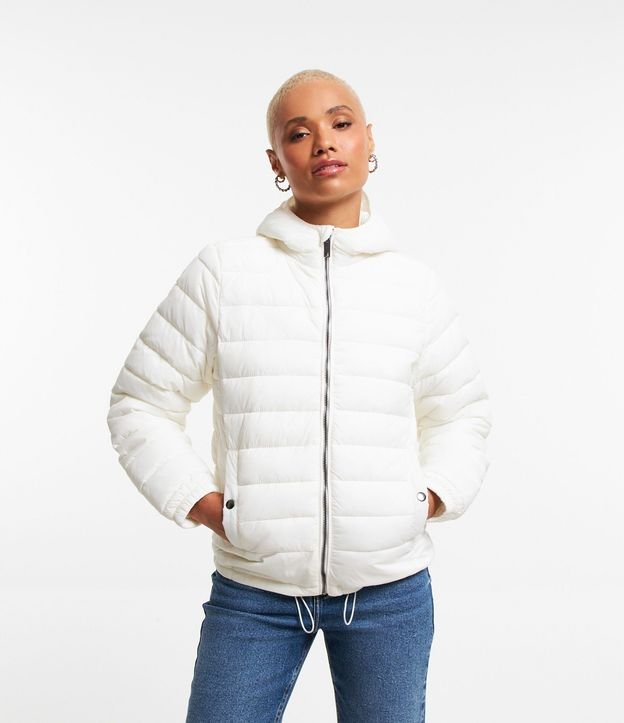 Campera Ultra Leve con Capucha y Bolsillos con Botón 2