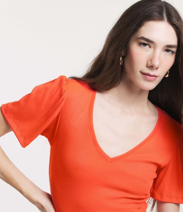 Blusa en Viscosa Acanalada con Piegues en los Hombros 4