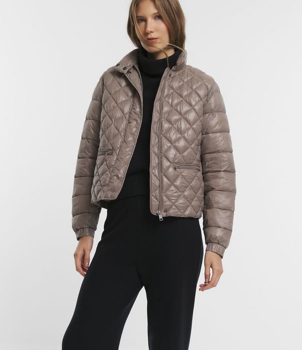 Campera en Poliamida con Grumos y Textura Capitoneada