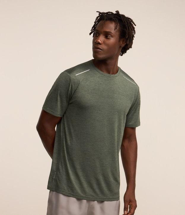 Remera Deportiva con Tecnologia Dry y Detalles Reflectantes