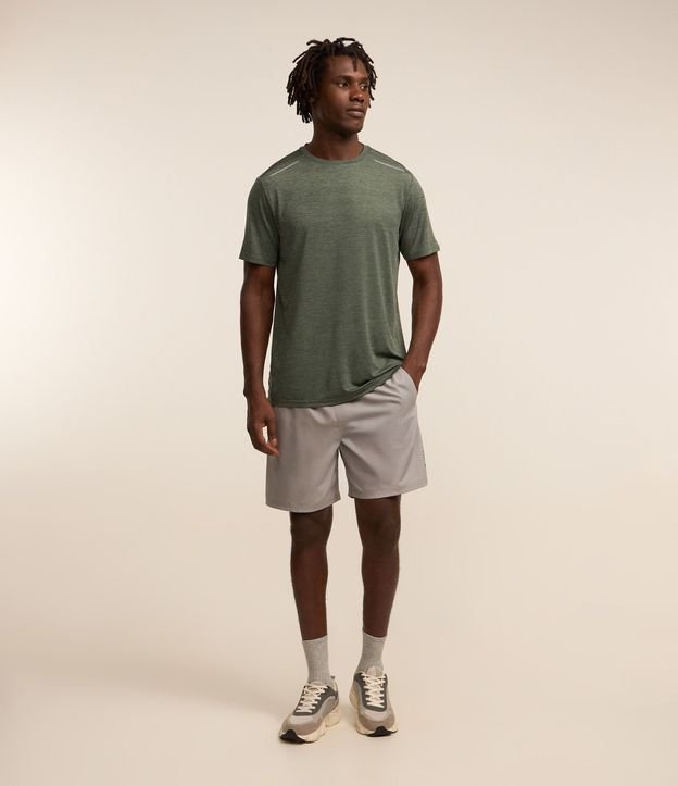 Remera Deportiva con Tecnologia Dry y Detalles Reflectantes 3