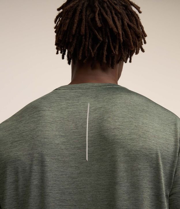 Remera Deportiva con Tecnologia Dry y Detalles Reflectantes 4