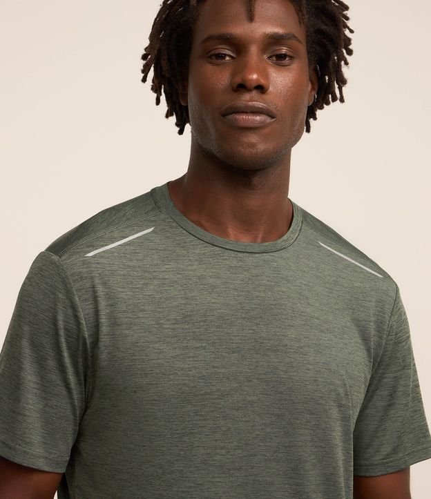 Remera Deportiva con Tecnologia Dry y Detalles Reflectantes 5