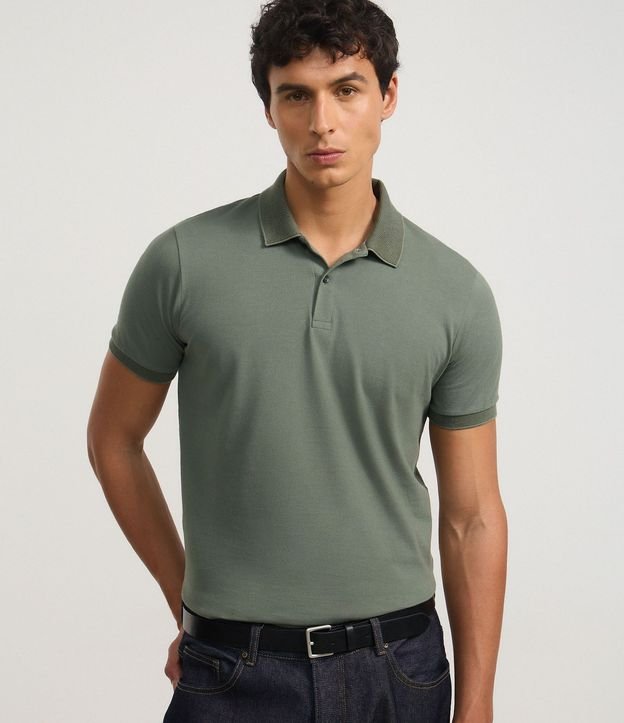 Polo Slim en Algodón con Botones y Detalles Contrastantes