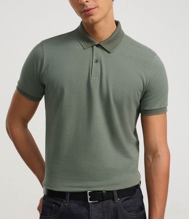 Polo Slim en Algodón con Botones y Detalles Contrastantes 4