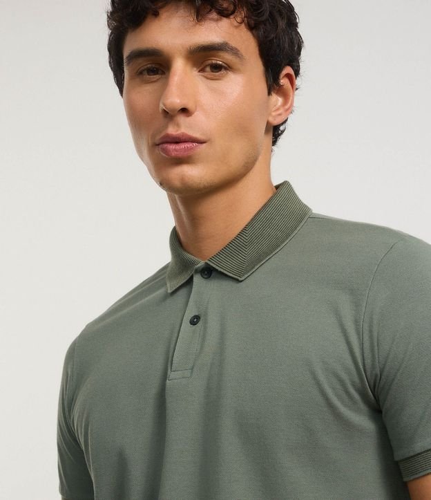Polo Slim en Algodón con Botones y Detalles Contrastantes 5
