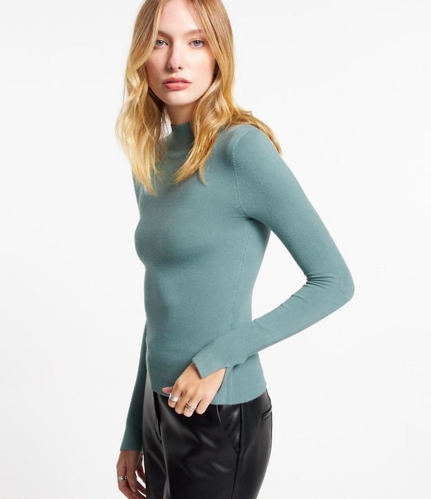 Blusa Básica en Viscosa con Cuello Alto 6
