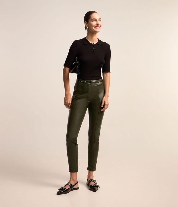 Pantalón Legging en Pu y Detalle de Cadena en la Cintura