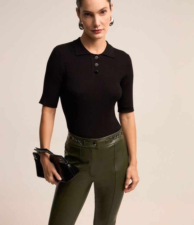 Pantalón Legging en Pu y Detalle de Cadena en la Cintura 3