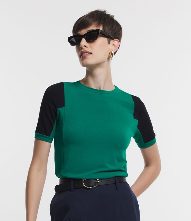 Blusa en Viscosa con Recortes Assimétricos y Bloques de Color