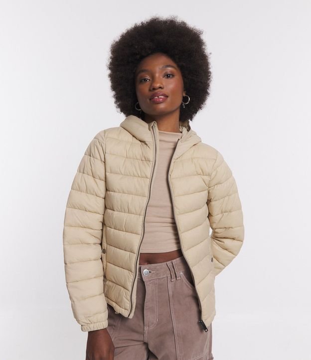 Campera Ultra Leve con Capucha y Bolsillos con Botón