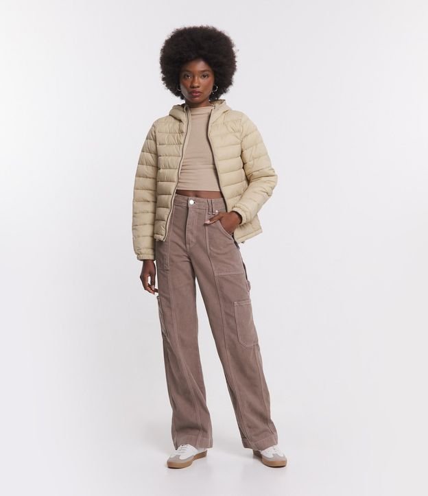Campera Ultra Leve con Capucha y Bolsillos con Botón 2