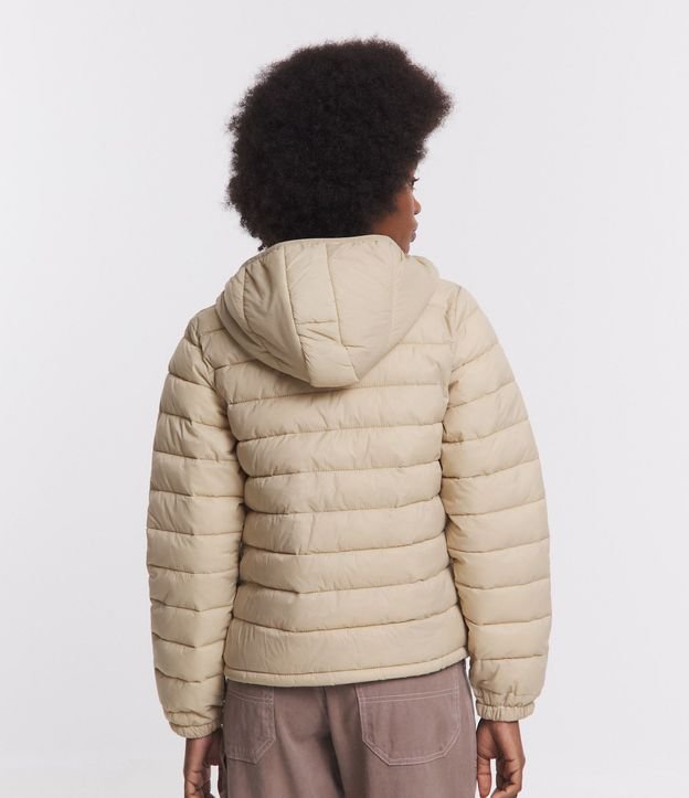 Campera Ultra Leve con Capucha y Bolsillos con Botón 3
