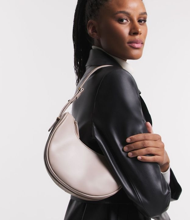 Bolso Baguette Media Luna con Detalles en Metal en la Correa 6