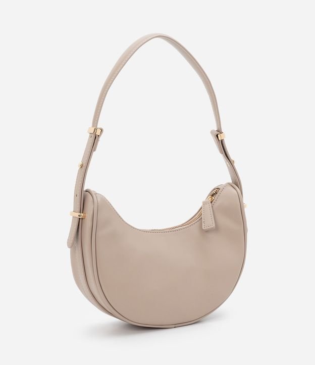 Bolso Baguette Media Luna con Detalles en Metal en la Correa 2