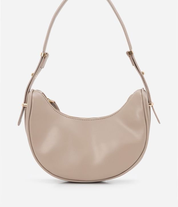 Bolso Baguette Media Luna con Detalles en Metal en la Correa 3