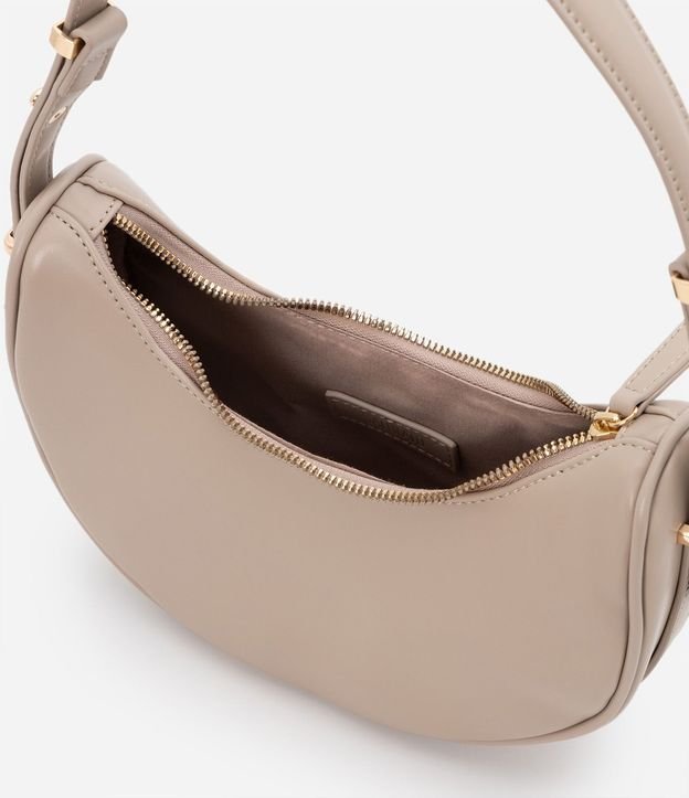 Bolso Baguette Media Luna con Detalles en Metal en la Correa 4