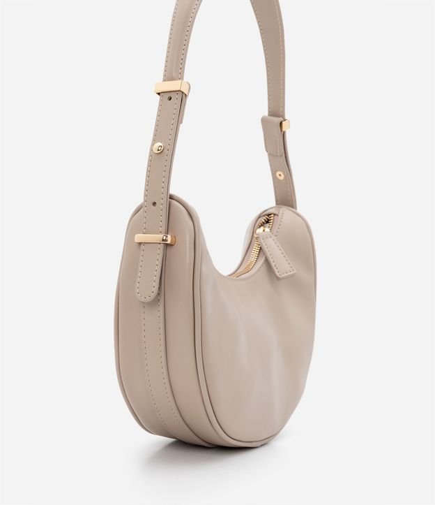 Bolso Baguette Media Luna con Detalles en Metal en la Correa 5