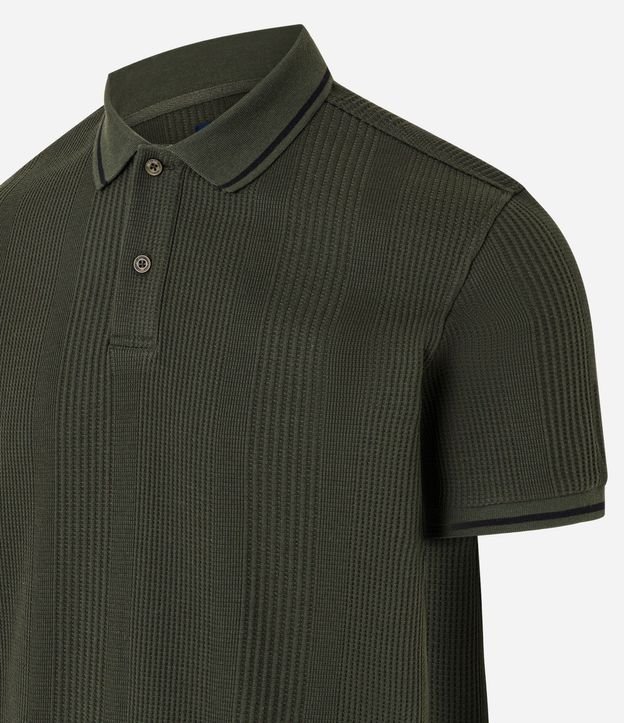 Polo Regular en Media Malla con Textura Rayada y Detalles Contrastantes 8