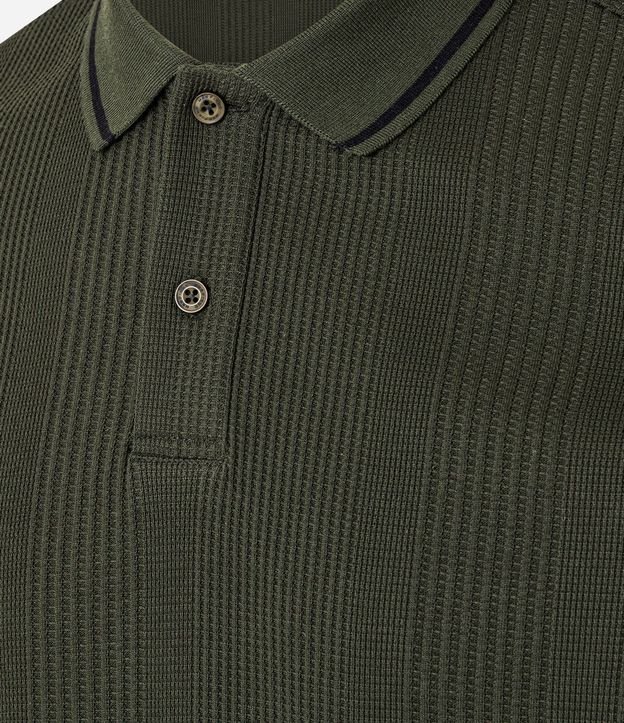 Polo Regular en Media Malla con Textura Rayada y Detalles Contrastantes 9